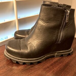 Sorel Joan of Arctic wedge Zip Booties Black size 7